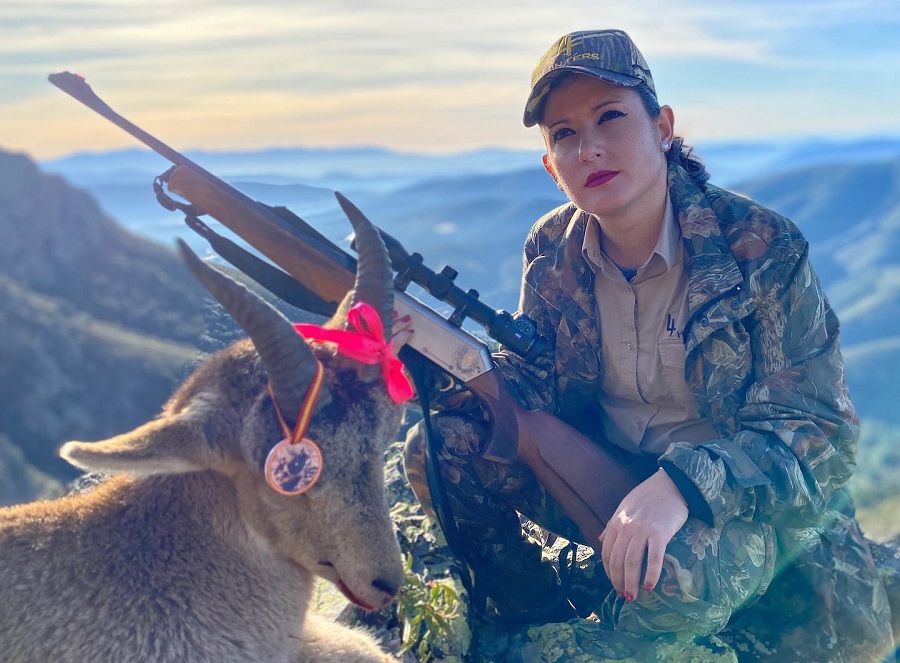 Paola Montes cazadora