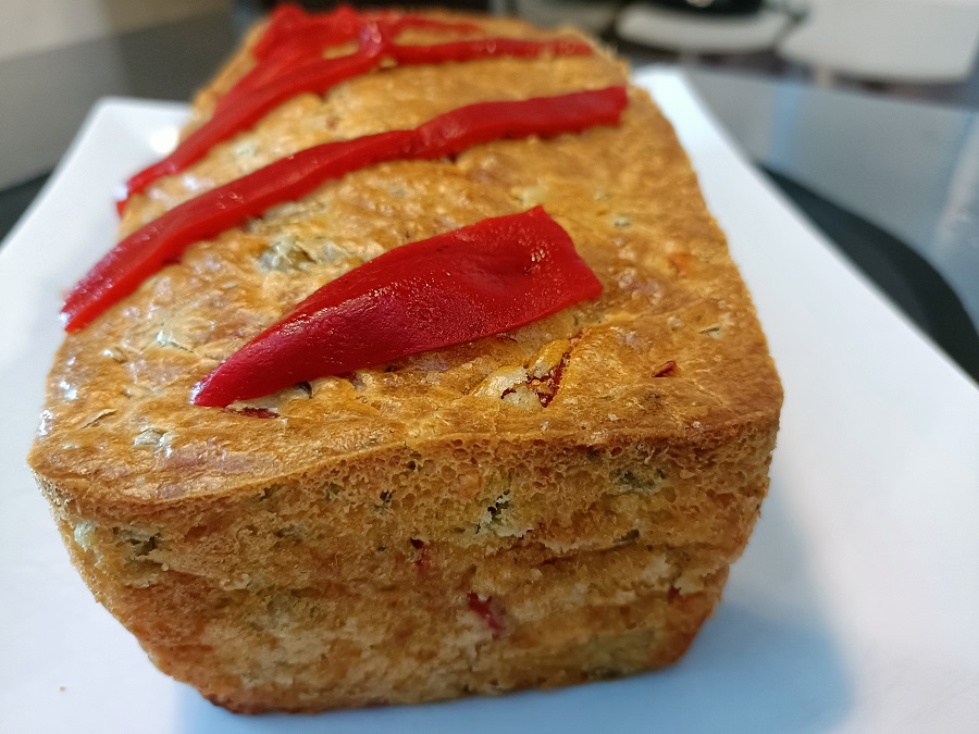 cake de aceitunas y pimientos