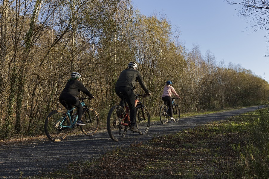 ciclistas Vía Verde Tambre Galicia