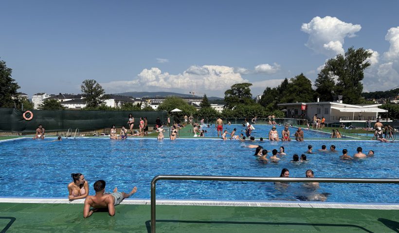 defecar en la piscina