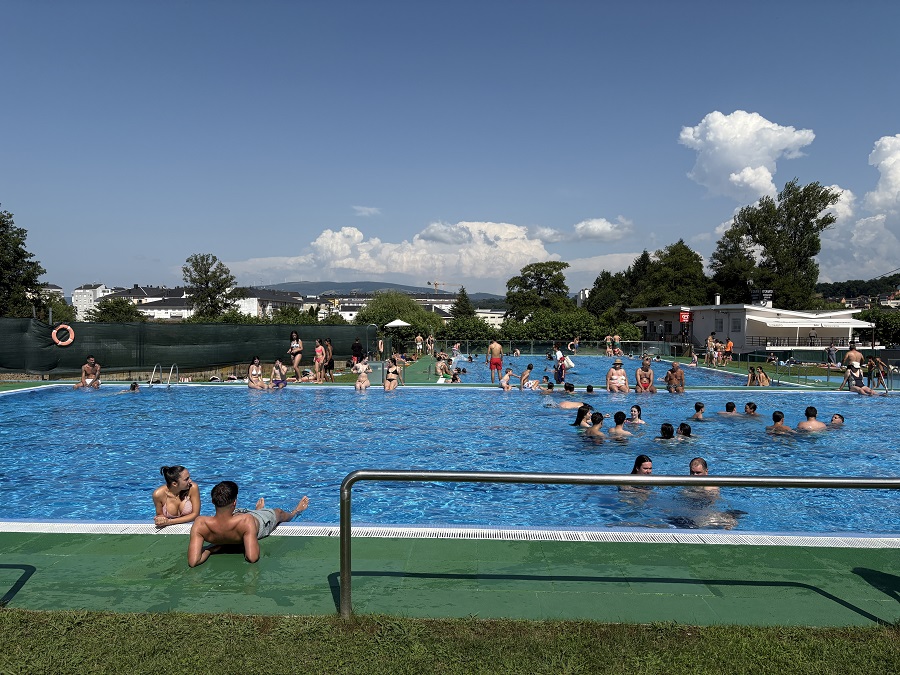defecar en la piscina